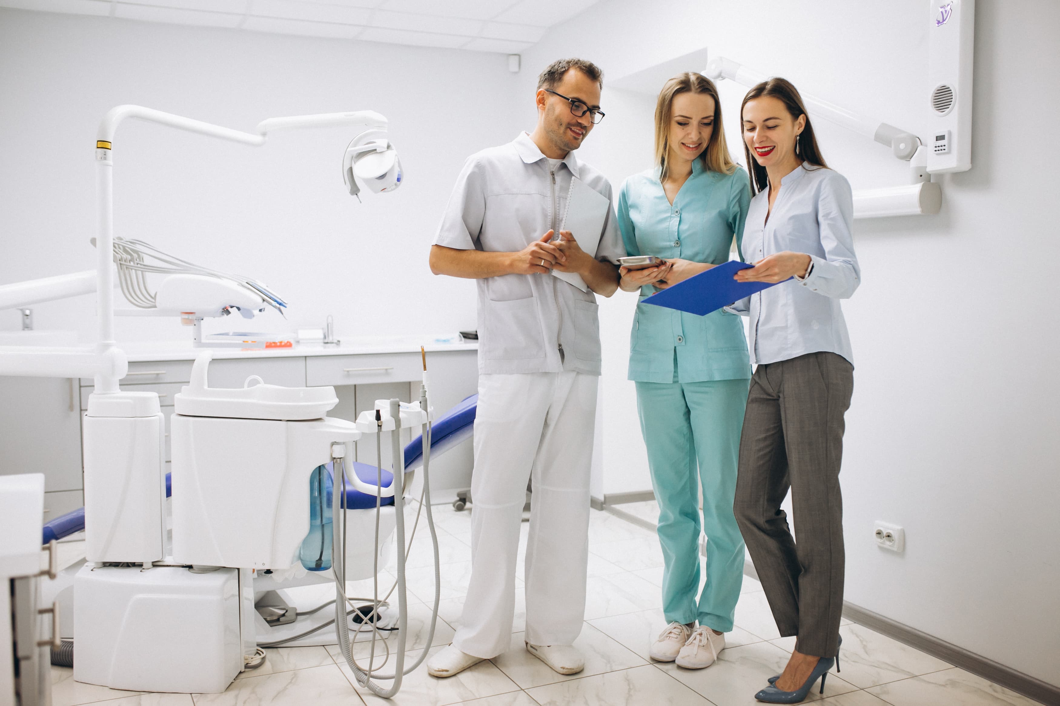 Zahnarzt dokumentiert eine Behandlung per Sprache am iPad direkt nach dem Patientengespräch